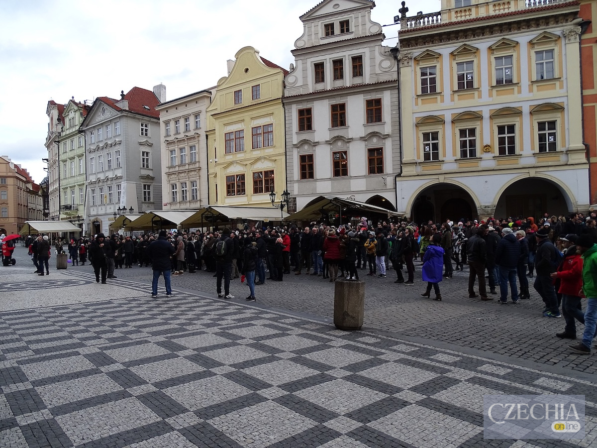 Staroměstské_náměstí,_lidé_před_orlojem Люди у Празі — 50 найпотрібніших чеських фраз для щоденного спілкування
