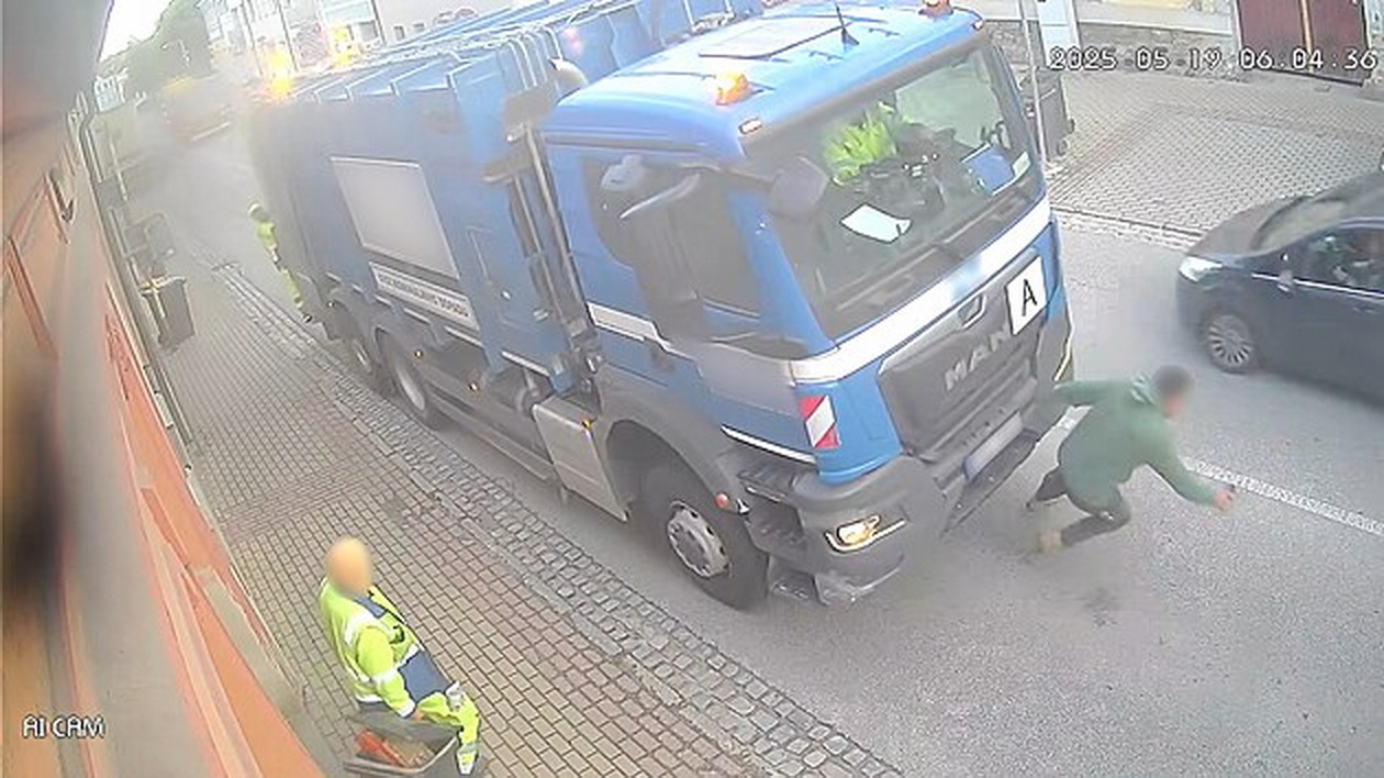 Chodec zmizel pod koly popelářského vozu