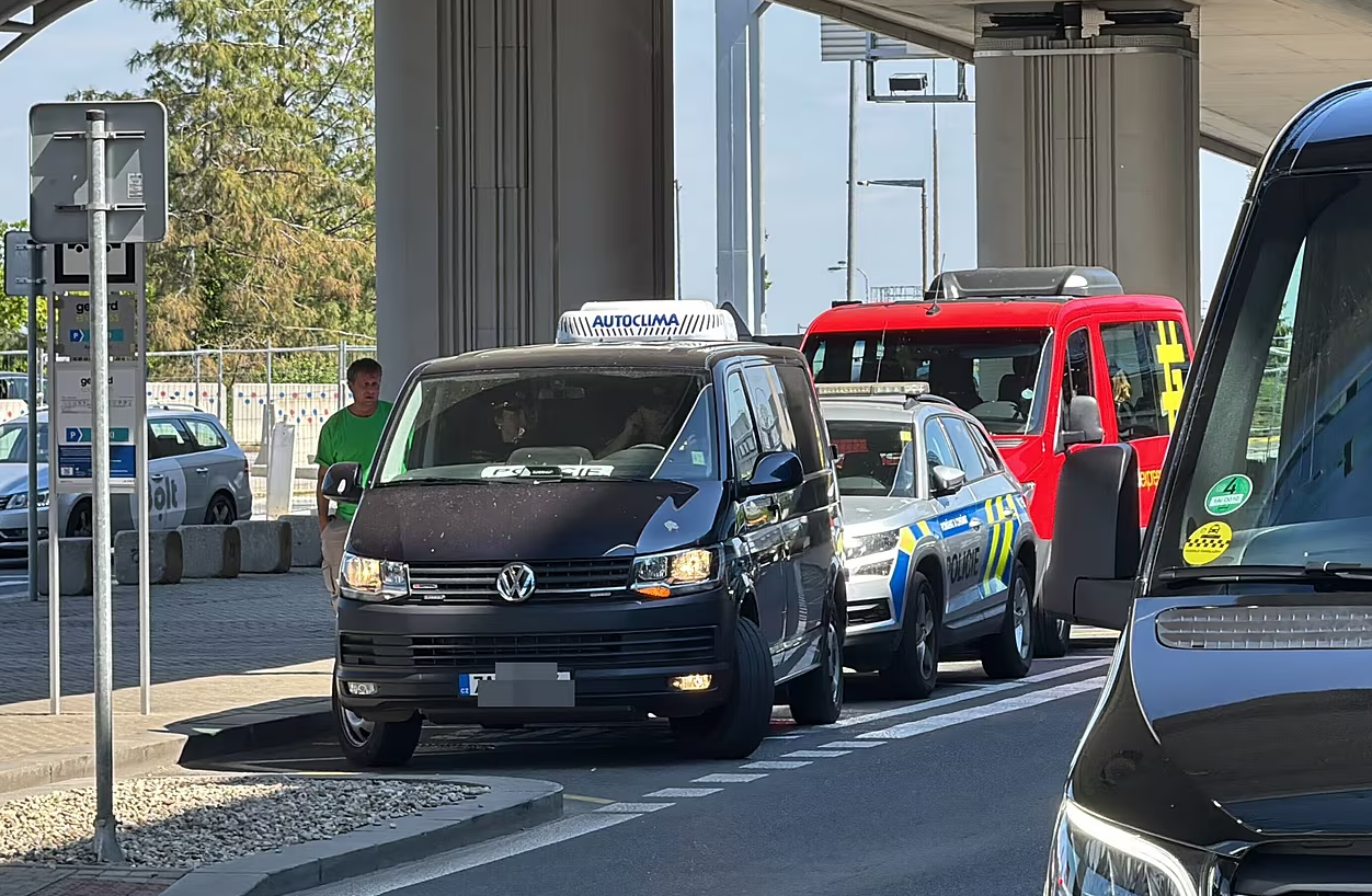 залишене авто з працюючим двигуном паралізувало рух до терміналів