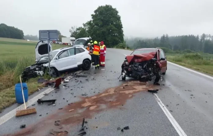 Два автомобілі зіткнулися лоб у лоб Два автомобілі зіткнулися лоб у лоб