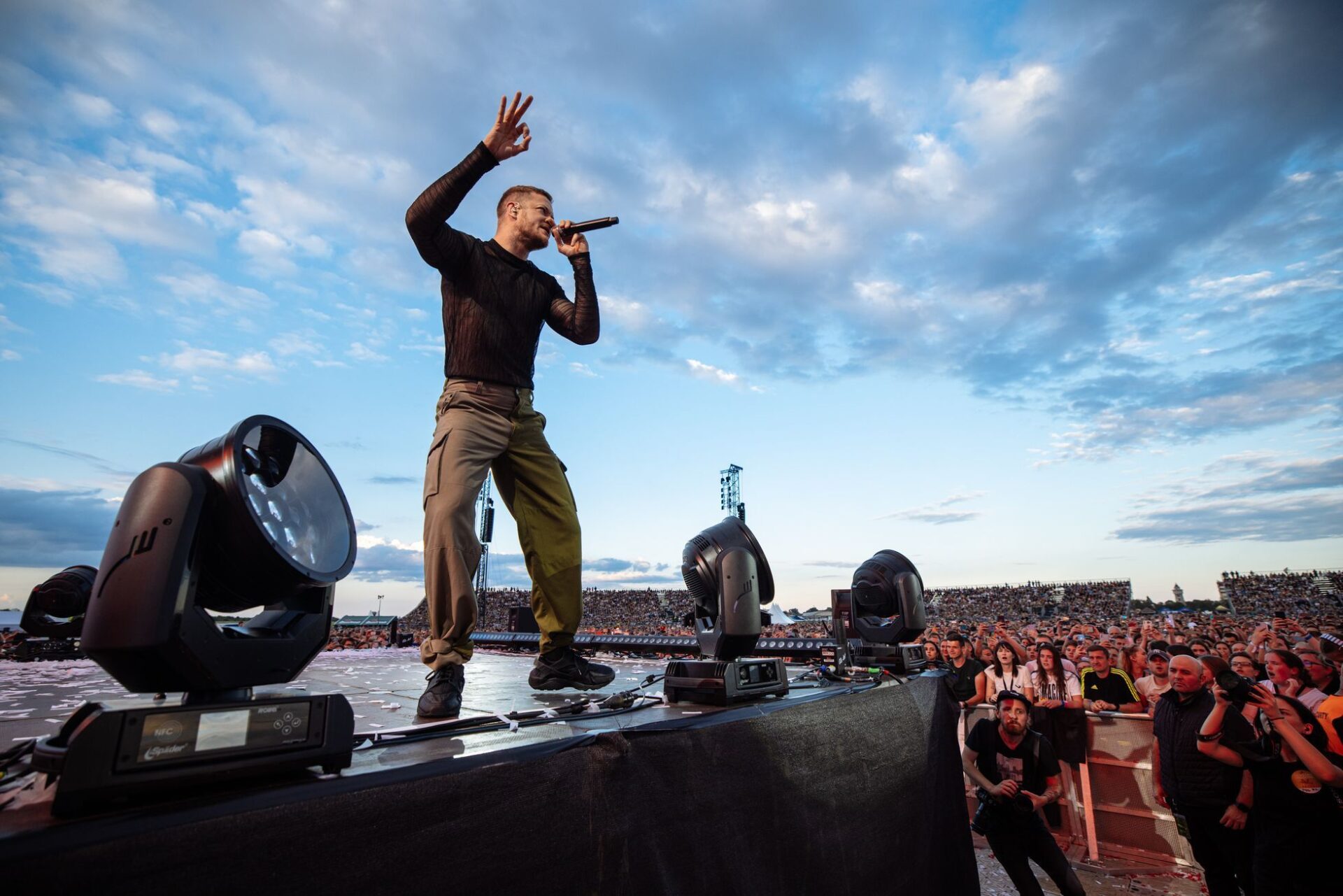 Imagine Dragons vystoupila na letišti Letňany