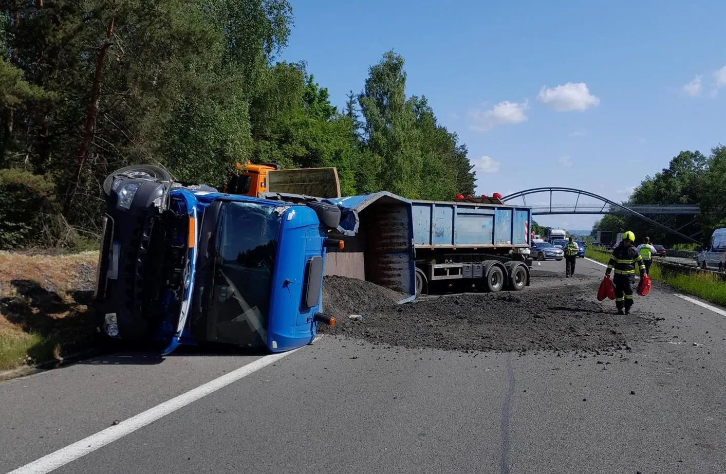 масштабна аварія вантажівок заблокувала автомагістраль D10 масштабна аварія вантажівок заблокувала автомагістраль D10