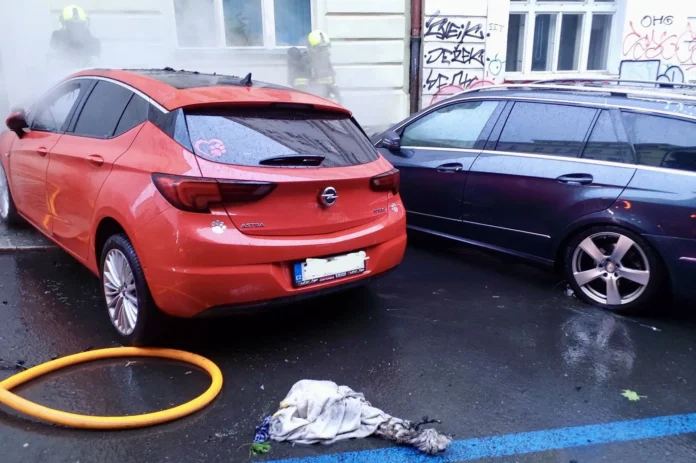 Мешканець Праги викинув речі з вікна квартири у полум'ї 1 Мешканець Праги викинув речі з вікна квартири у полум'ї