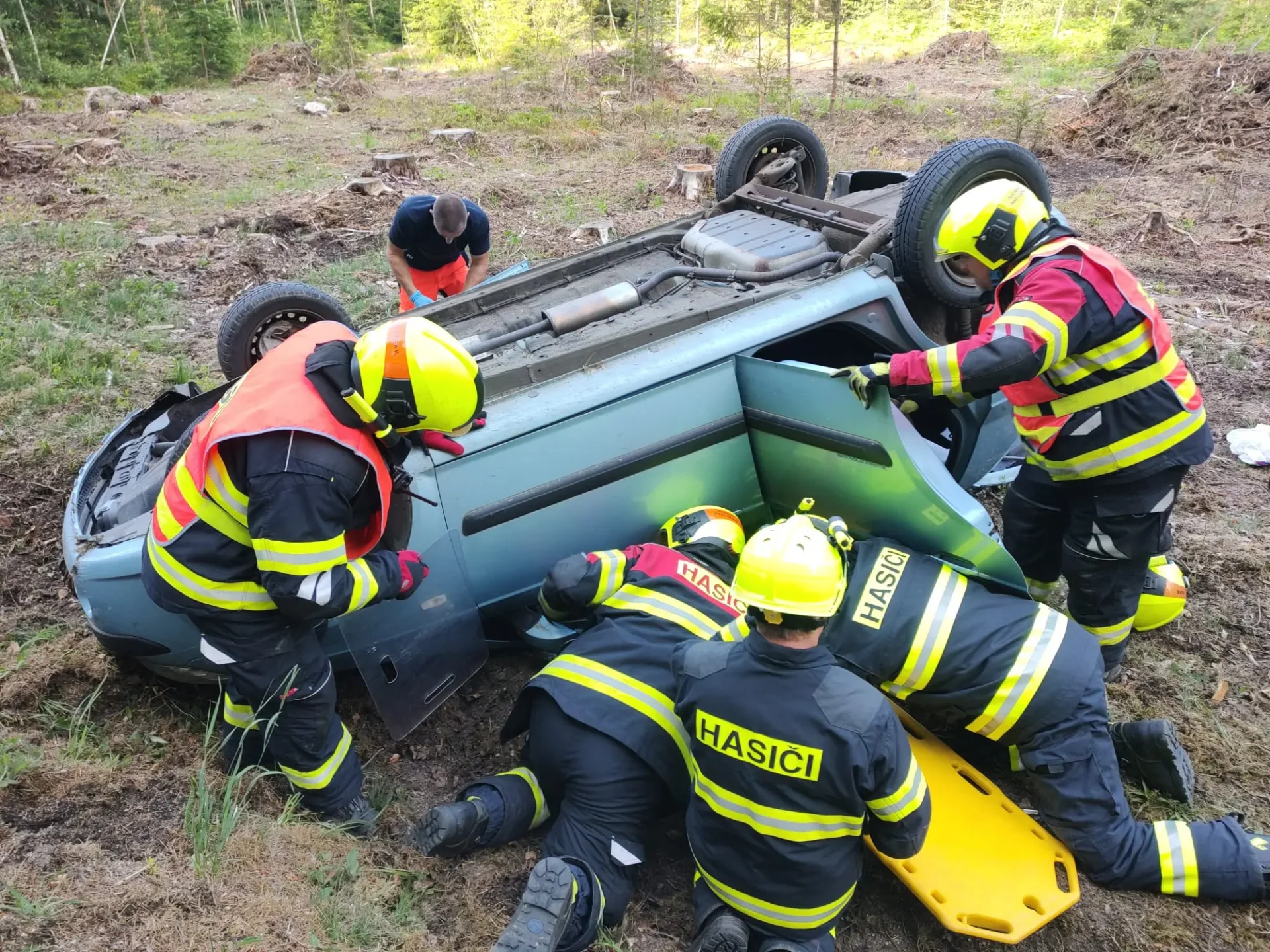 У Тршебоньському краї водійка перекинула автомобіль на дах У Тршебоньському краї водійка перекинула автомобіль на дах
