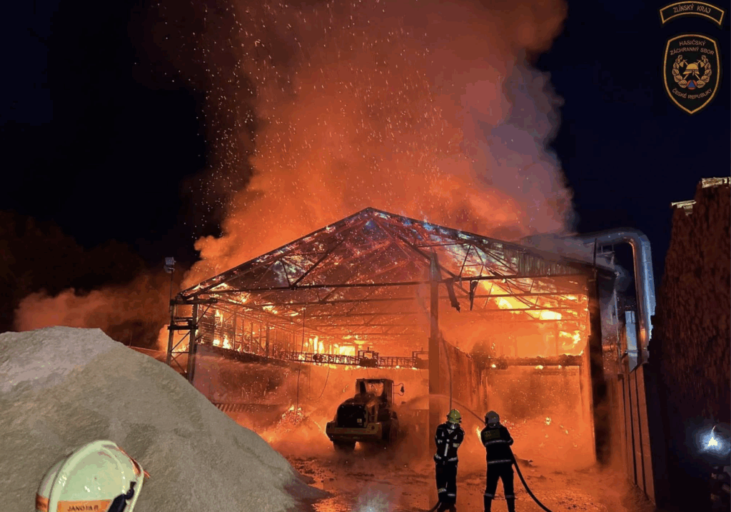 У Чехії палає підприємство з обробки деревини - фото №