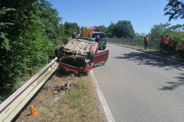 У Чехії автомобіль перекинувся на дах через відламаний колісний болт (фото) - Новини Чехії. Джерело: Українці в Чехії | Чеські новини для українців У Чехії автомобіль перекинувся на дах