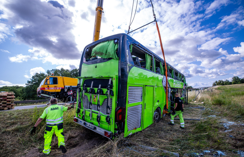 У Німеччині перекинувся автобус FlixBus: понад 20 постраждалих, серед пасажирів були українці - Світ. Джерело: Українці в Чехії | Чеські новини для українців У Німеччині перекинувся автобус FlixBus