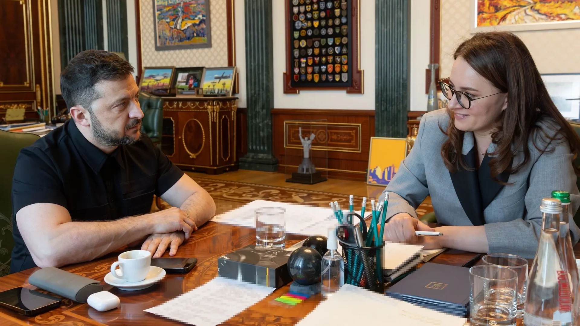 Володимир Зеленський веде переговори з Юлією Свириденко Володимир Зеленський веде переговори з Юлією Свириденко