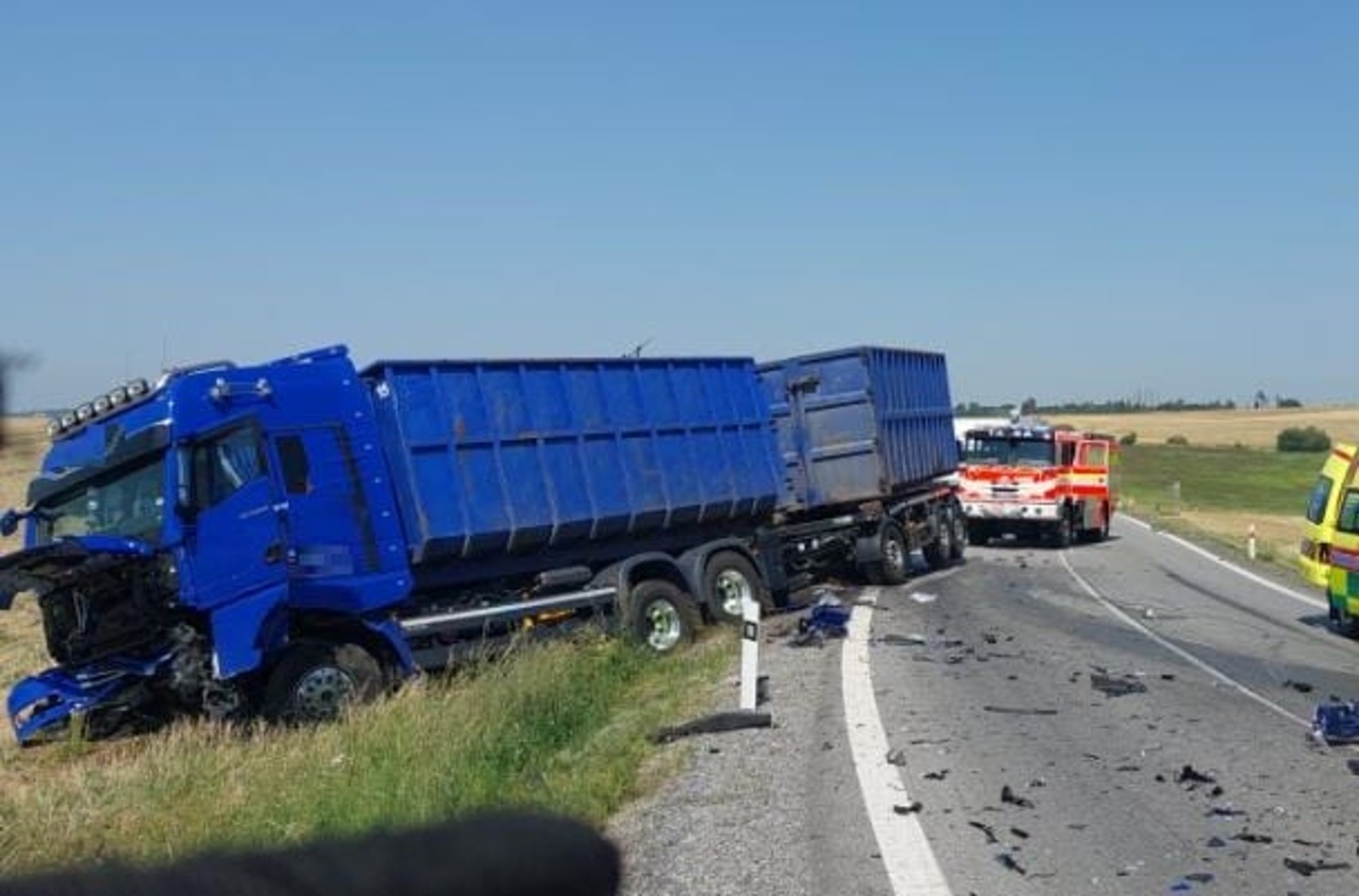 Через смертельну аварію з вантажівкою перекрили дорогу