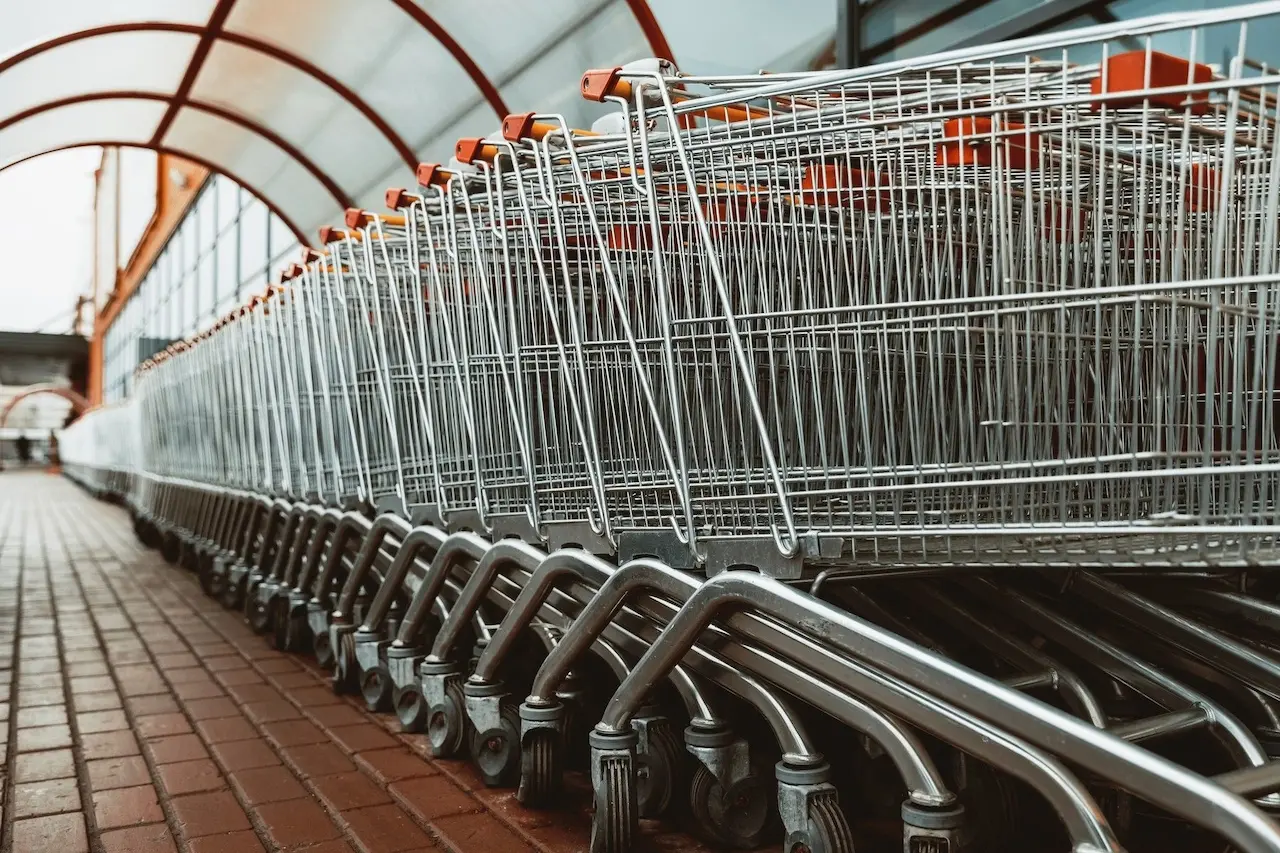 Повернення товару, ціни й відгуки: на чому найчастіше ловлять e-shopи в Чехії - Новини Чехії. Джерело: Українці в Чехії | Чеські новини для українців Чеська торгова інспекція виявила порушення правил щодо знижок у 45% перевірок