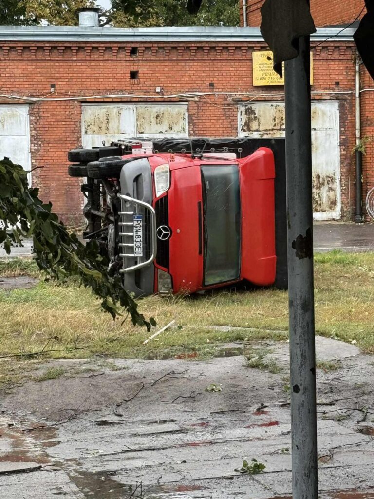 У Польщі пронісся торнадо. Відео - Світ. Джерело: Українці в Чехії | Чеські новини для українців У Польщі пронісся торнадо. Відео - фото №