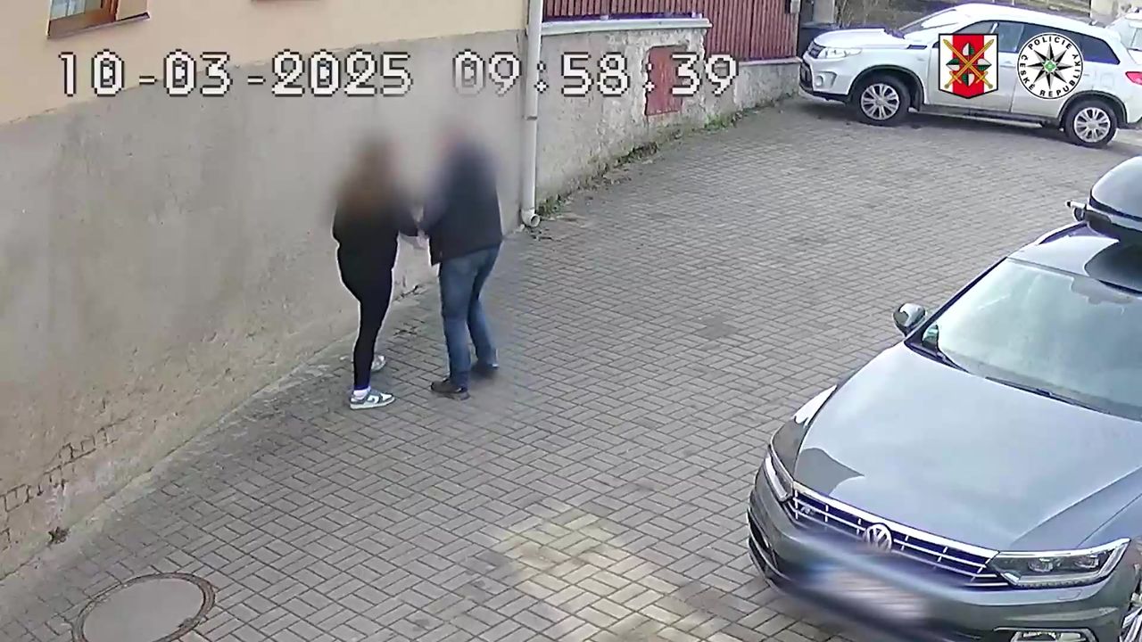 Pouliční kamera zachytila pokus uplatit úřednici na Ústecku