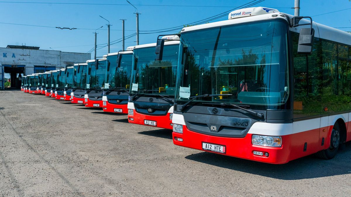 Прага передала Чернівцям 15 великих автобусів