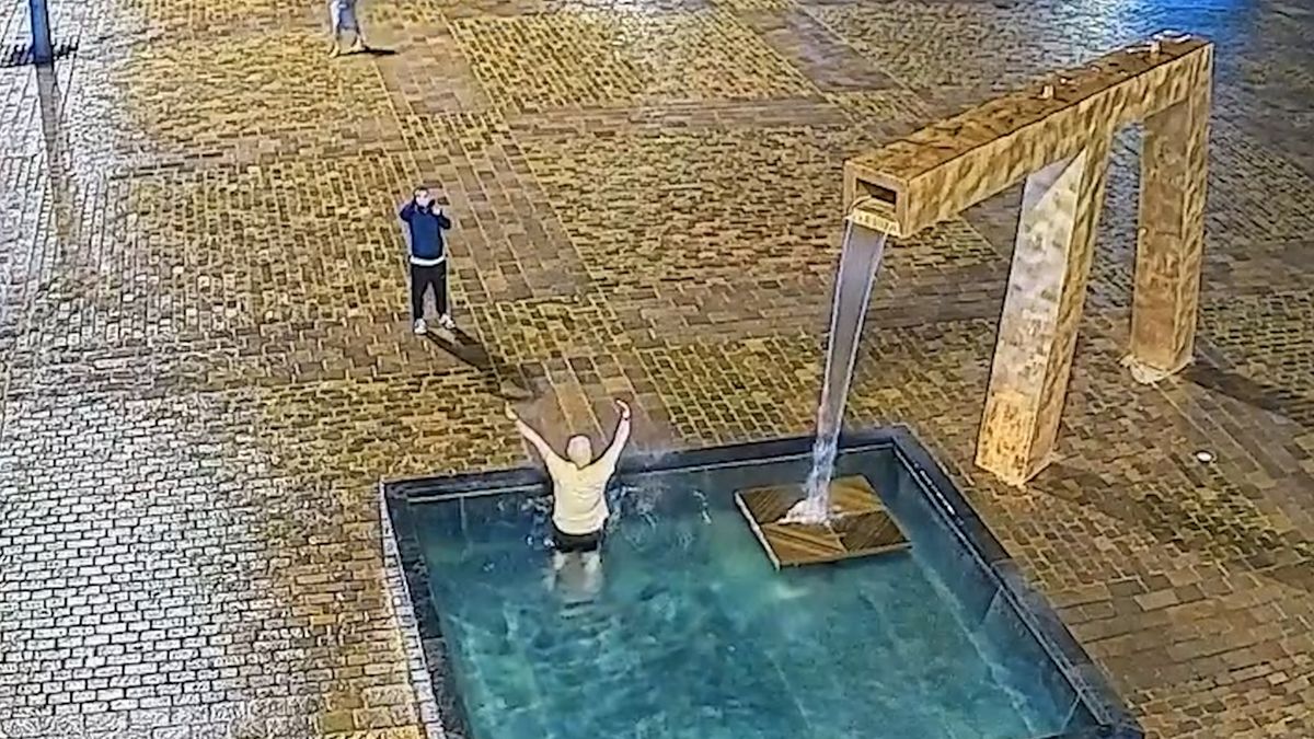 Українець освіжився у фонтані в Пльзені