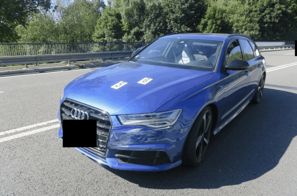У Чехії затримали трьох викрадачів елітних авто після переслідування на трасі - фото №1