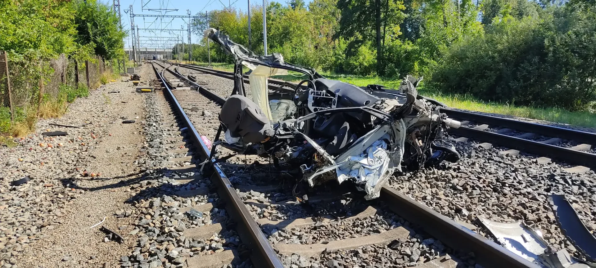 Два потяги вщент розчавили легковик 1 Два потяги вщент розчавили легковик
