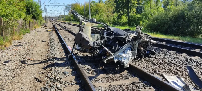 Два потяги вщент розчавили легковик