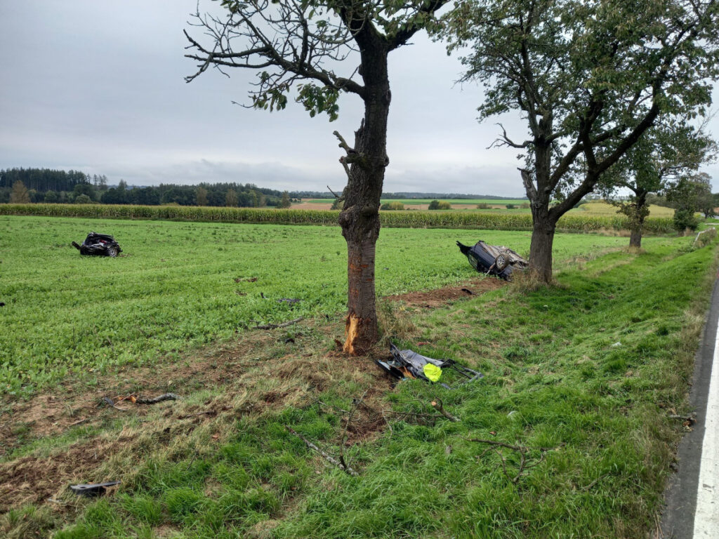 На Находщині автомобіль врізався у дерево: водія передали медикам - Новини Чехії. Джерело: Українці в Чехії | Чеські новини для українців На Находщині автомобіль врізався у дерево: водія передали медикам - фото №