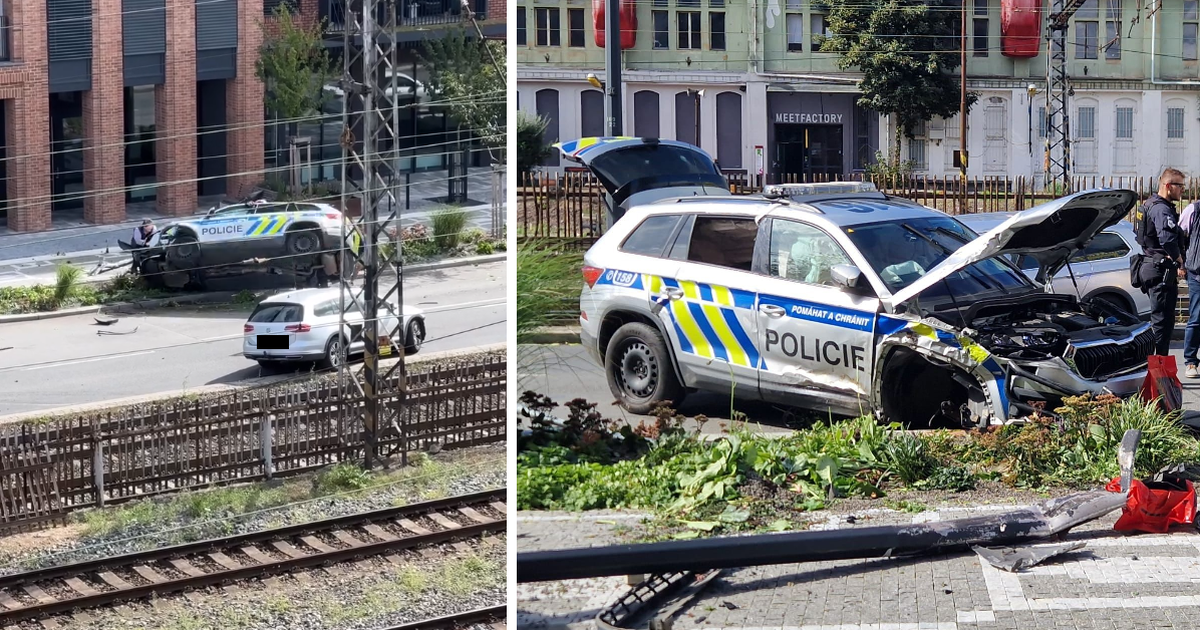 Policejní auto se po nehodě v Praze převrátilo na bok, zpět na kola ho vrátili svědci