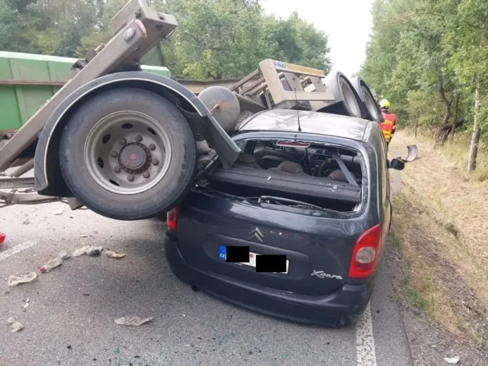Причіп вантажівки розчавив легковик Citroen