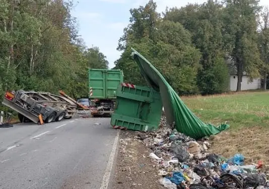 Причіп вантажівки розчавив легковик Citroen