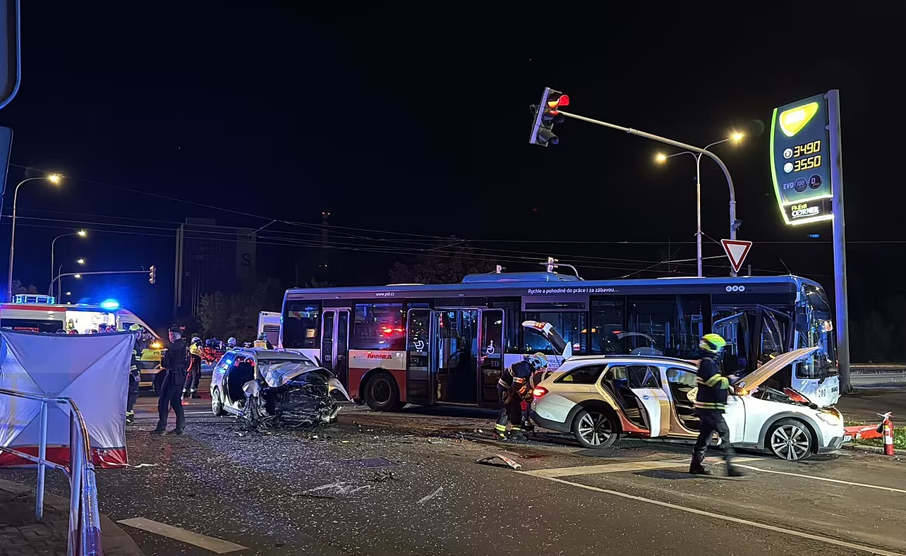 У Празі автобус зіткнувся