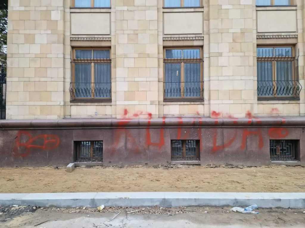 Вандали сплюндрували будівлю посольства Чехії в Москві