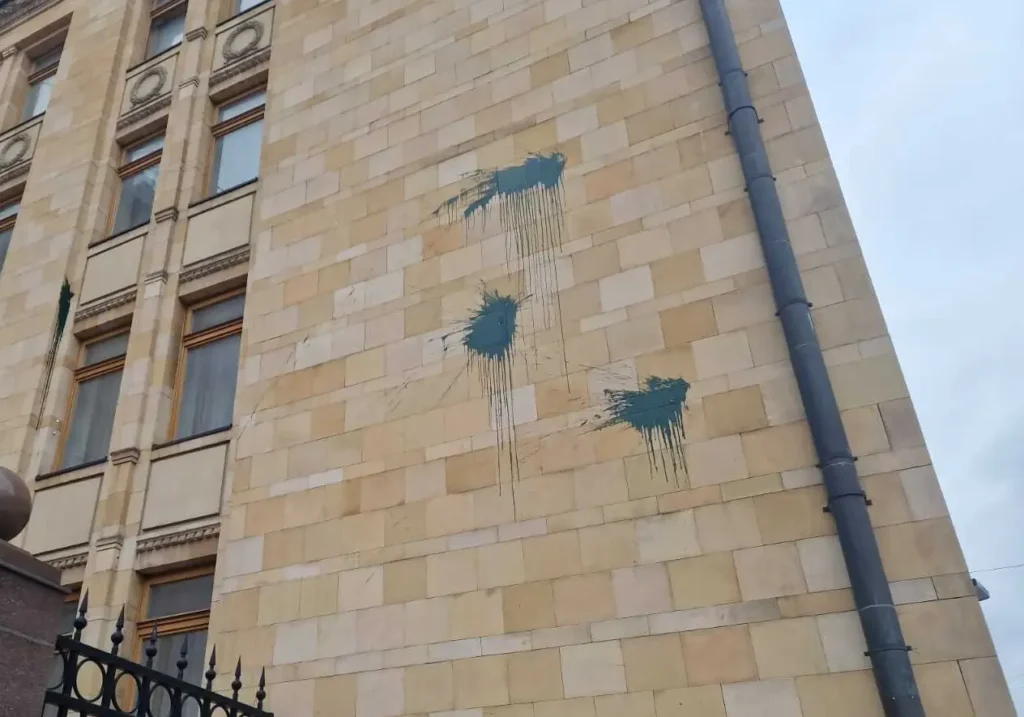 Вандали сплюндрували будівлю посольства Чехії в Москві