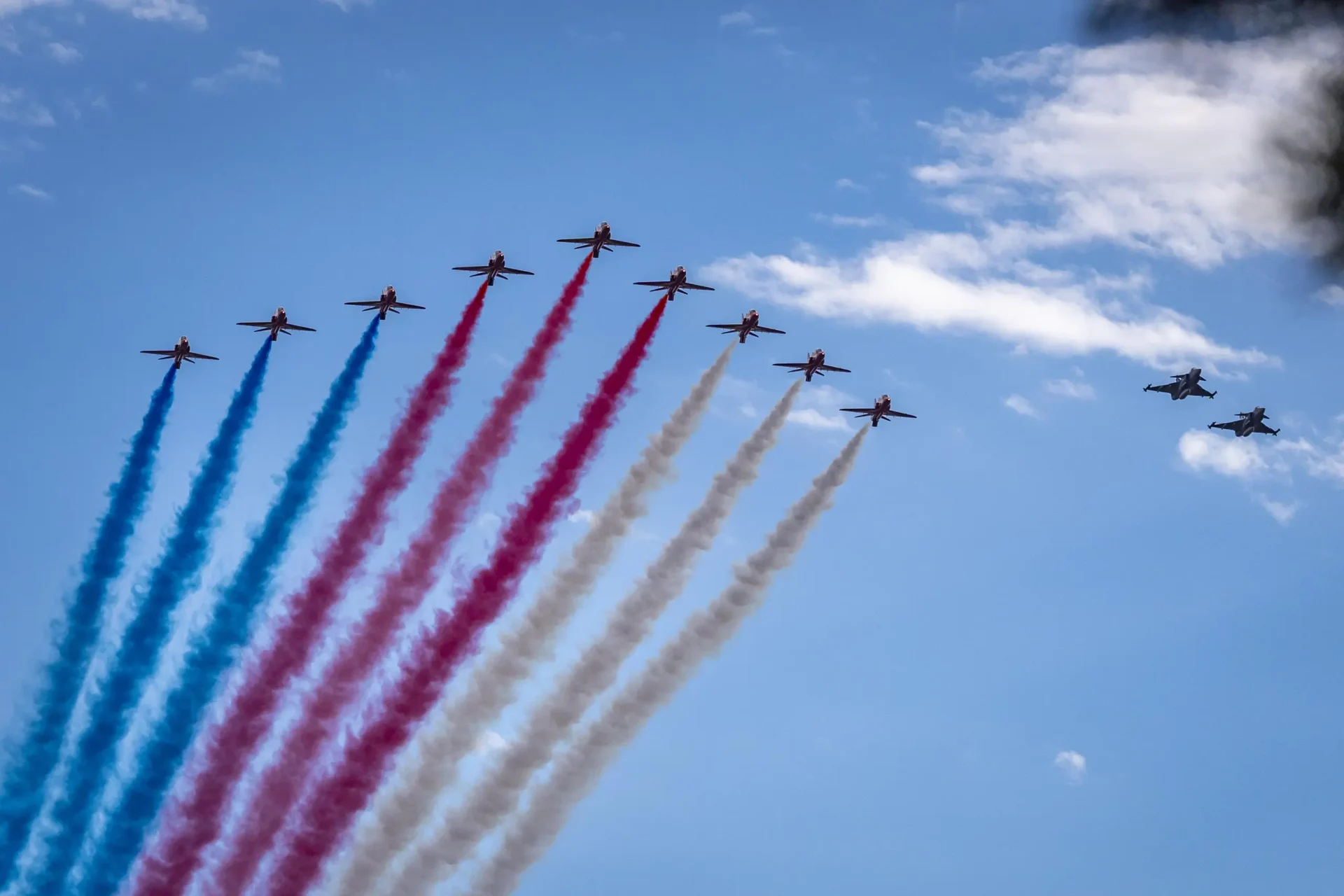 Винищувачі Gripen та Red Arrows пролетіли над Карловим мостом Винищувачі Gripen та Red Arrows пролетіли над Карловим мостом