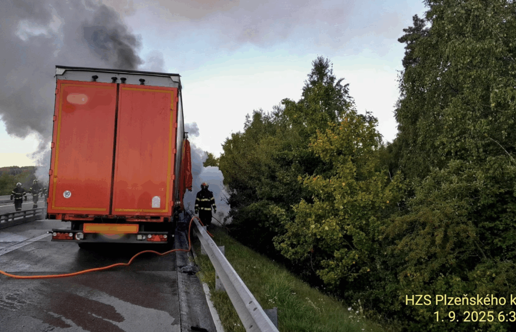 У Чехії на автостраді загорілася вантажівка - Новини Чехії. Джерело: Українці в Чехії | Чеські новини для українців У Чехії на автостраді загорілася вантажівка - фото №1