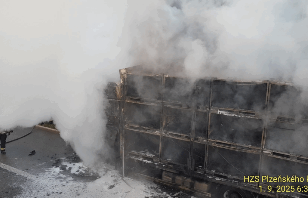 У Чехії на автостраді загорілася вантажівка - Новини Чехії. Джерело: Українці в Чехії | Чеські новини для українців У Чехії на автостраді загорілася вантажівка - фото №