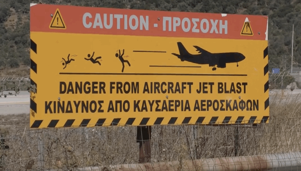 У Греції потік повітря від літака зніс матір із дітьми в море - Світ. Джерело: Українці в Чехії | Чеські новини для українців У Греції потік повітря від літака зніс матір із дітьми в море - фото №2