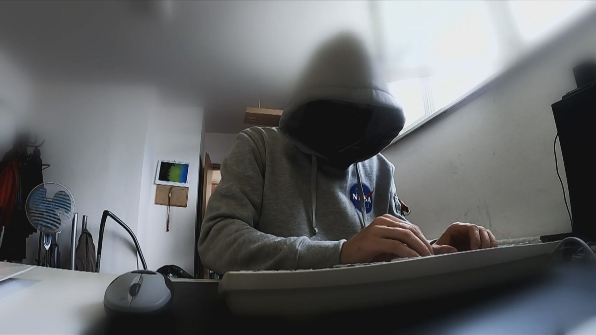 Мешканцям Чехії масово загрожують опублікувати відео