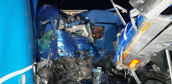 На 123-му кілометрі траси D5 у напрямку Розвадова зіткнулися дві вантажівки