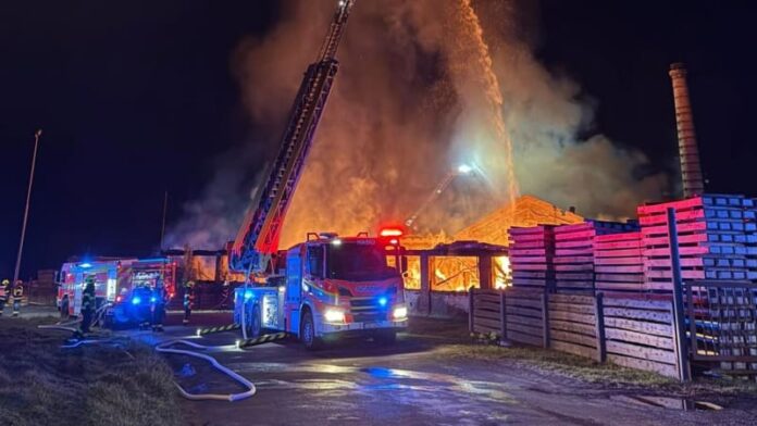 Na Litoměřicku hořela hala se zábavní pyrotechnikou
