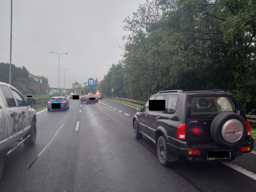 На півночі Чехії поліція зупинила двох злодіїв, які перевозили викрадені в Німеччині автомобілі - фото №1