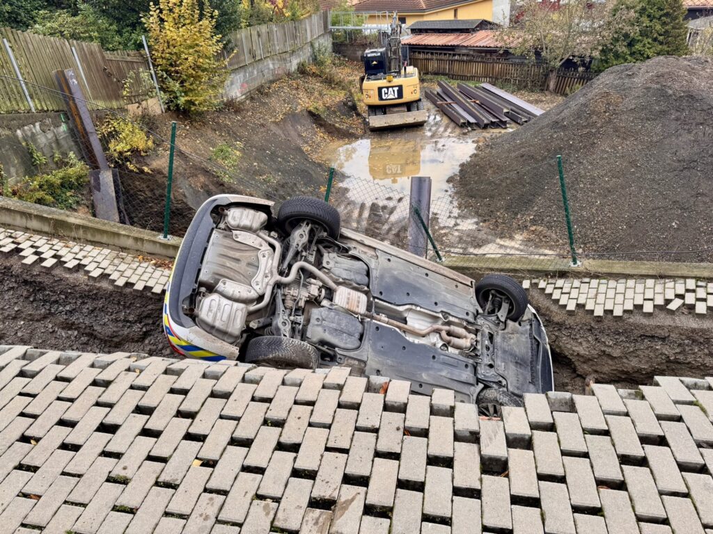 У Празі через зсув грунту поліцейське авто перекинулося на дах - фото №