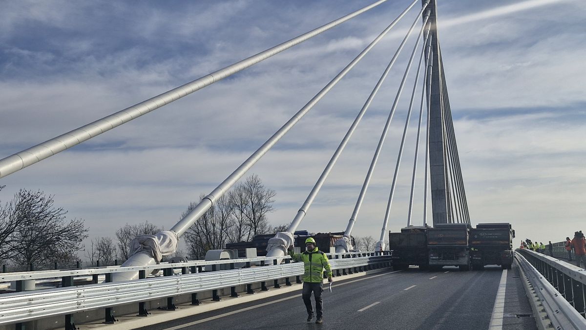Вантажівки випробували найбільший підвісний тросовий міс Вантажівки випробували найбільший підвісний тросовий міс