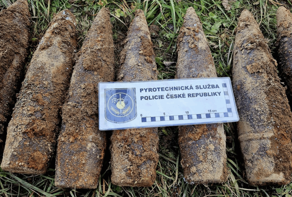 У Чехії в горах знайшли сотню снарядів часів Другої світової війни - фото №4