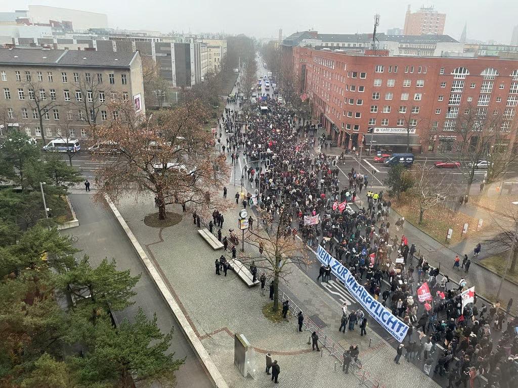 У Німеччині — хвиля протестів: тисячі підлітків і студентів вийшли проти повернення призову - фото №