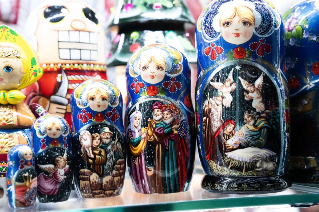Центр Праги заполонили сувеніри з російською та радянською символікою  - фото №1