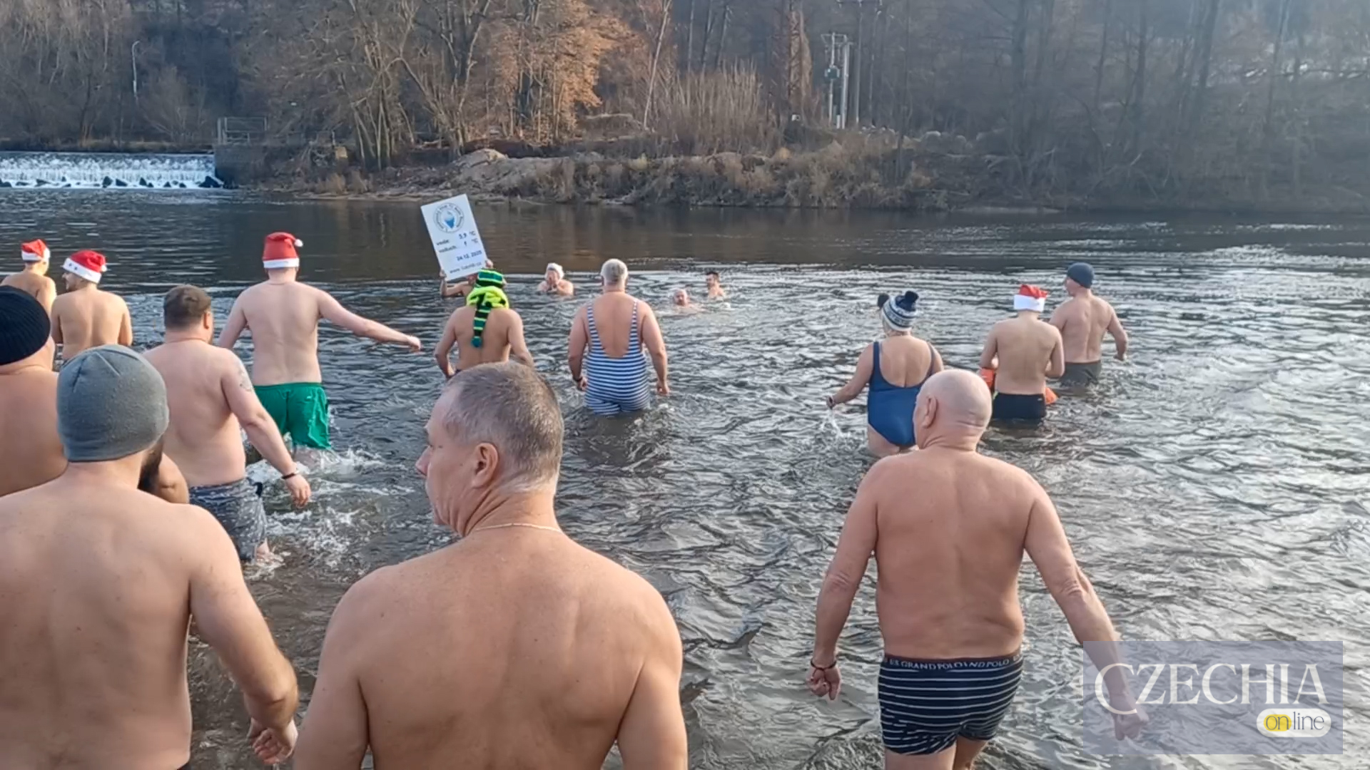 у чеську Їзеру стрибали десятки “моржів”