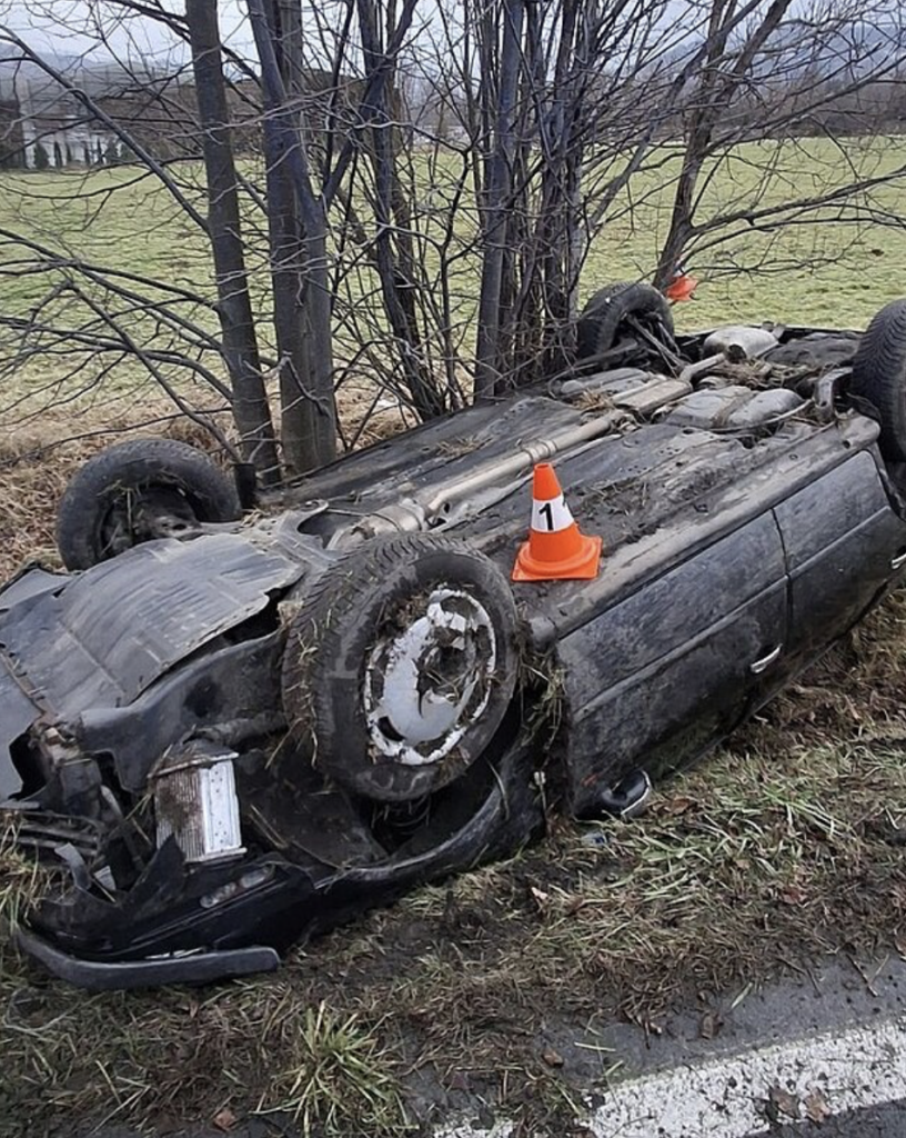 У Чехії авто з трьома підлітками перевернулося на дах: тест водія виявив метамфетамін - фото №