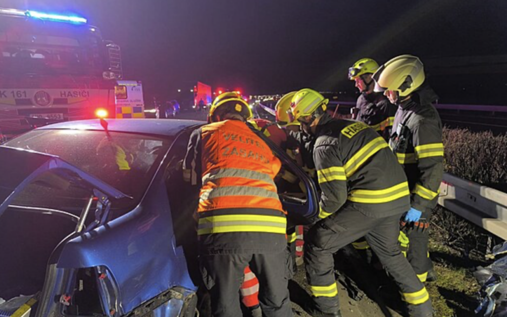 ДТП на автомагістралі D11 у Чехії: п’ятеро постраждалих, одного евакуював гелікоптер. Відео - фото №2