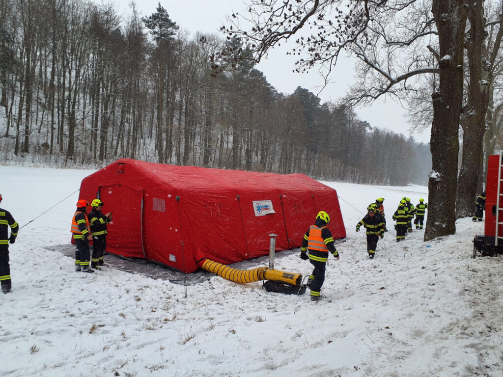 На півдні Чехії з глибокої печери евакуюють пораненого чоловіка - Новини Чехії. Джерело: Українці в Чехії | Чеські новини для українців На півдні Чехії з глибокої печери евакуюють пораненого чоловіка - фото №1