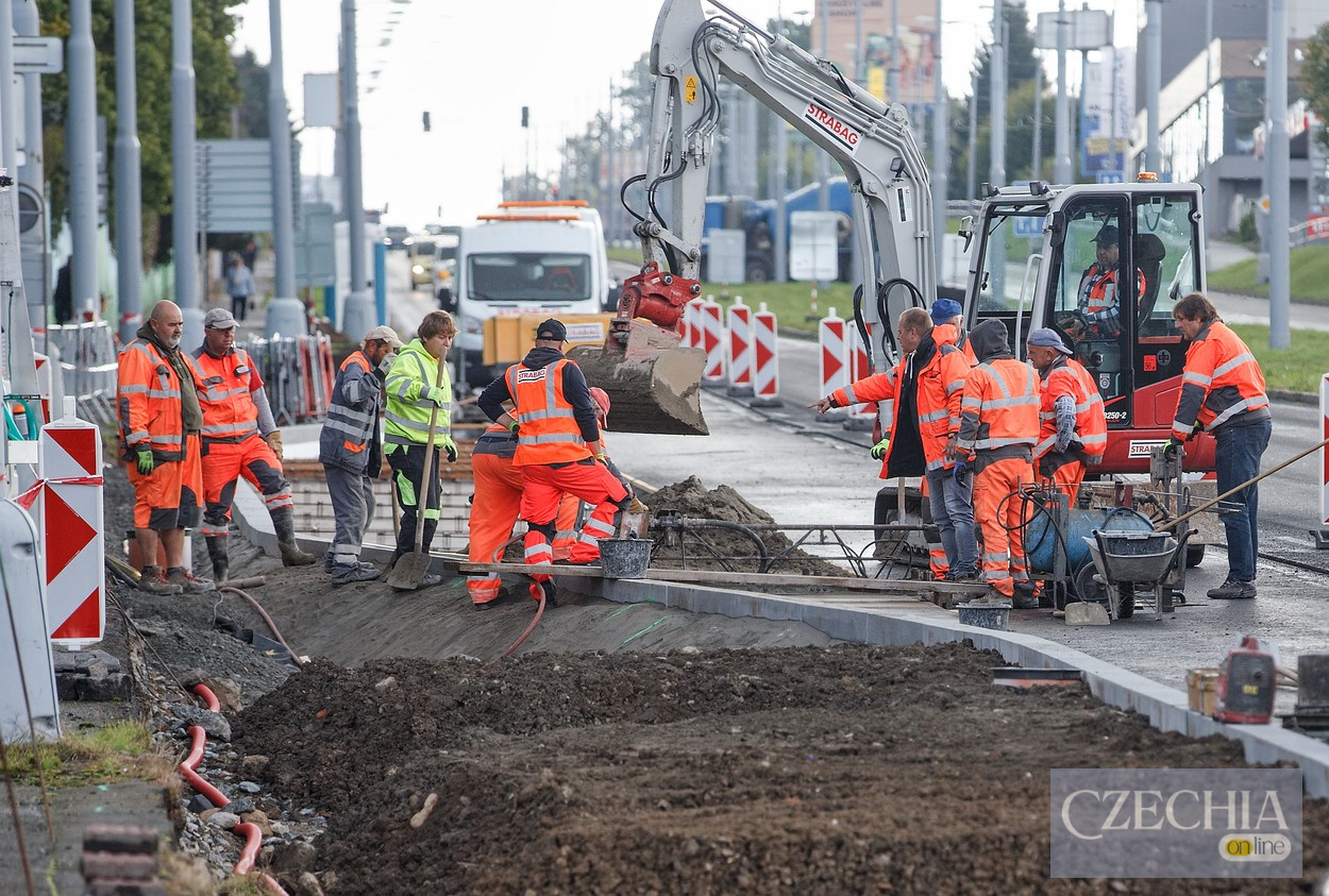 PLZEŇ 26. 9. 2022. Dělníci pracují na přestavbě křižovatky ulic Rokycanská a Masarykova v Plzni - Doubravce. plz