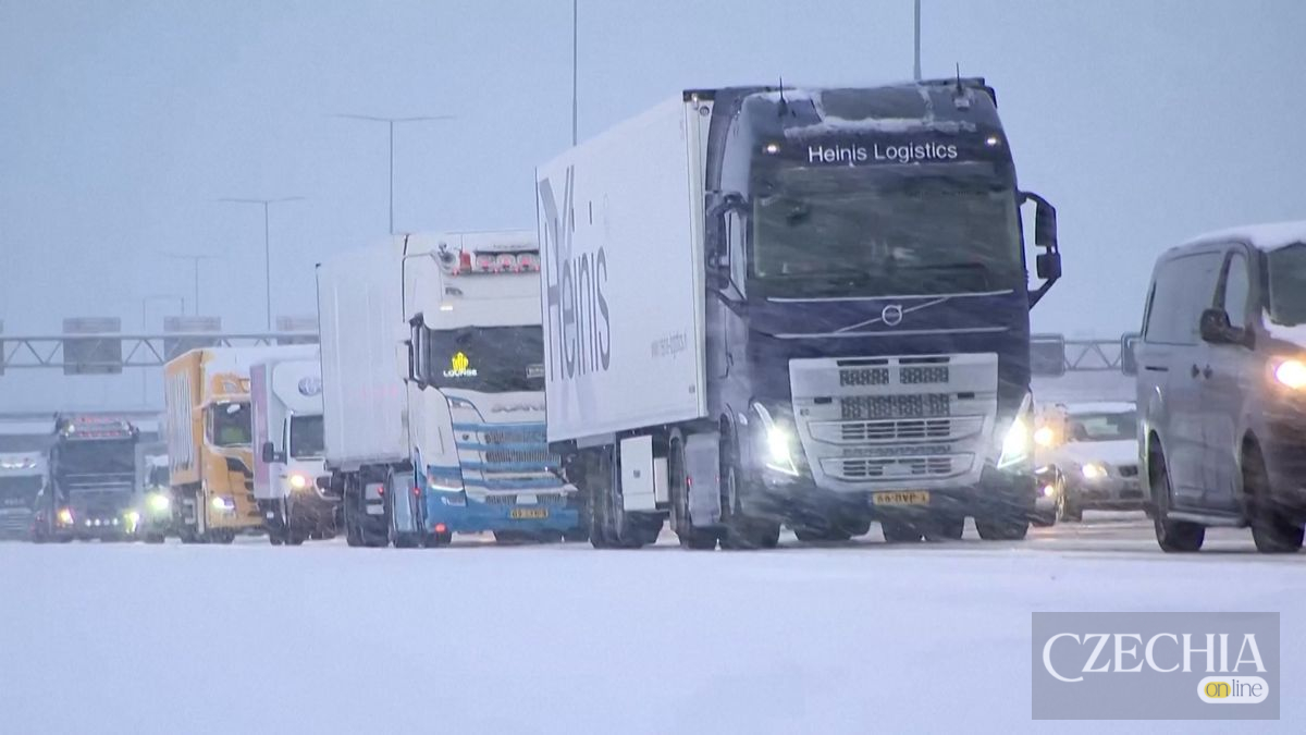 Шляхи Європи засипало снігом