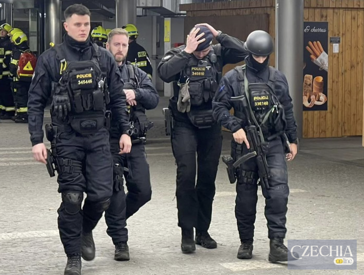 У Чехії чоловік із ножем напав на людей: двоє у дуже тяжкому стані - Новини Чехії. Джерело: Українці в Чехії | Чеські новини для українців Поліцейські під час операції в торговому центрі у Градець-Кралове