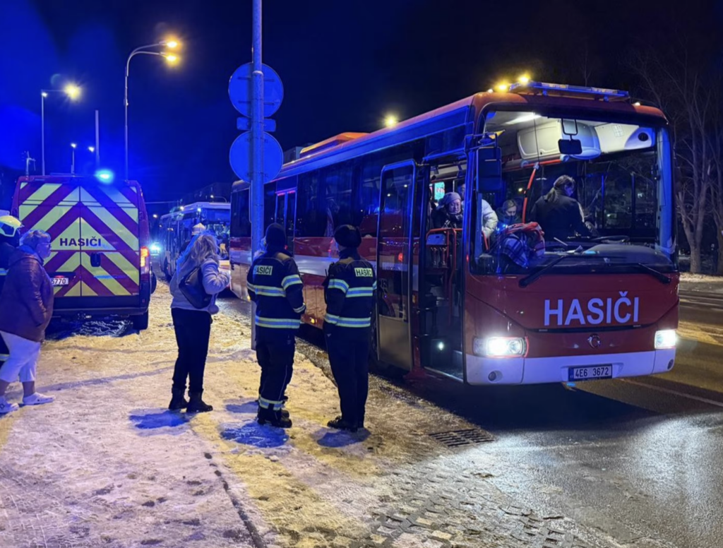 В Градець-Кралове невідомий чоловік напав із ножем на відвідувачів у торговому центрі - фото №