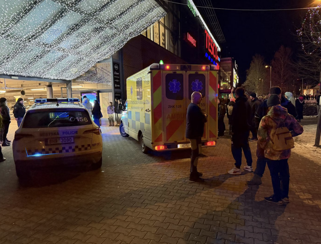 В Градець-Кралове невідомий чоловік напав із ножем на відвідувачів у торговому центрі - фото №2